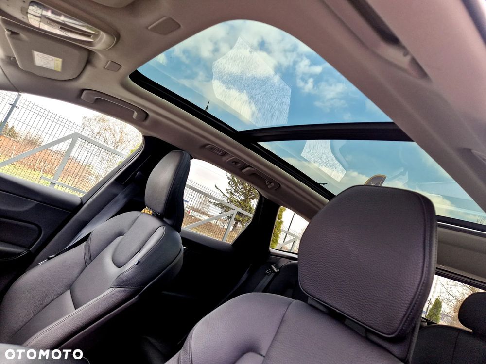 Volvo XC 60 B4 D Plus Dark - 24