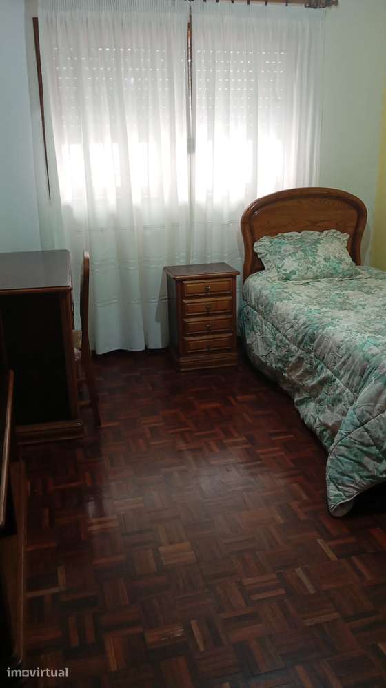 Quarto a menina universitária perto da faculdade línguas ,biologia,