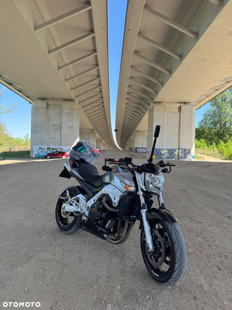 Suzuki GSR - 5