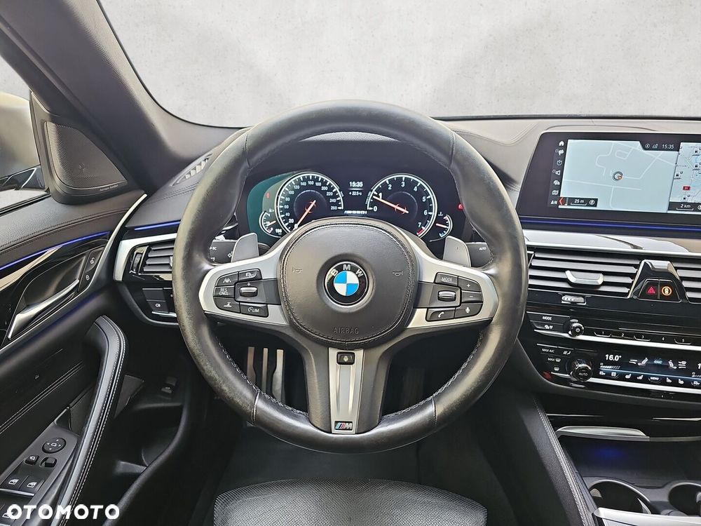 BMW Seria 5 M550i xDrive - 33