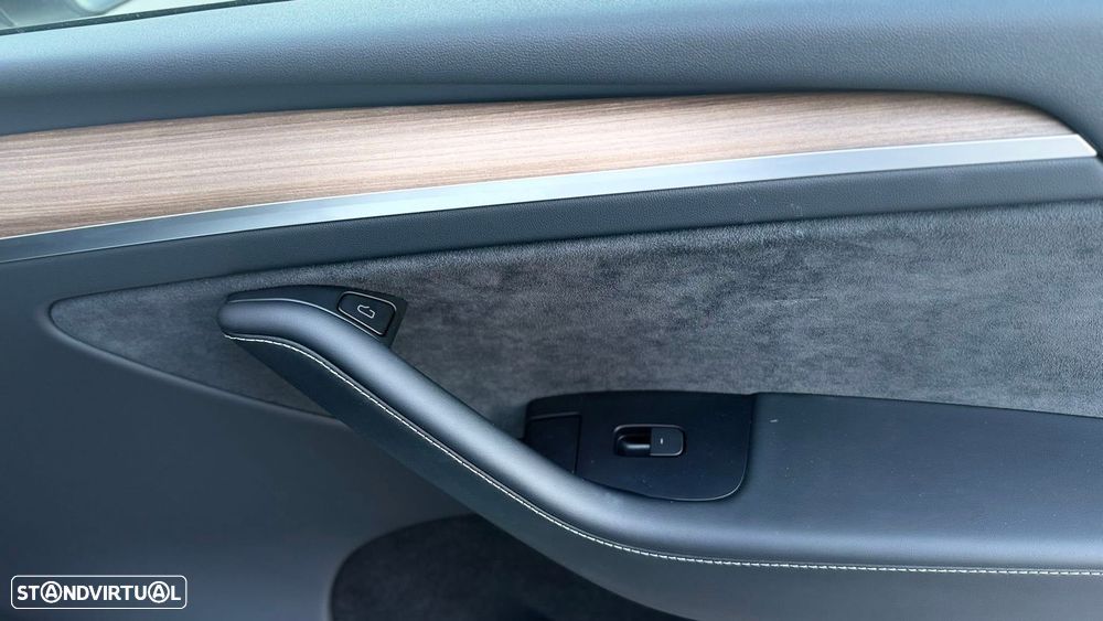 Tesla Model Y Long Range Dual Motor AWD - 16