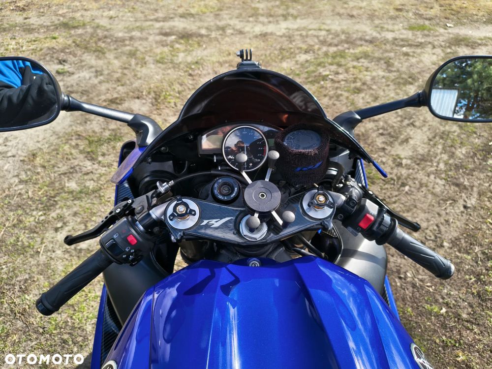 Yamaha R1 - 6