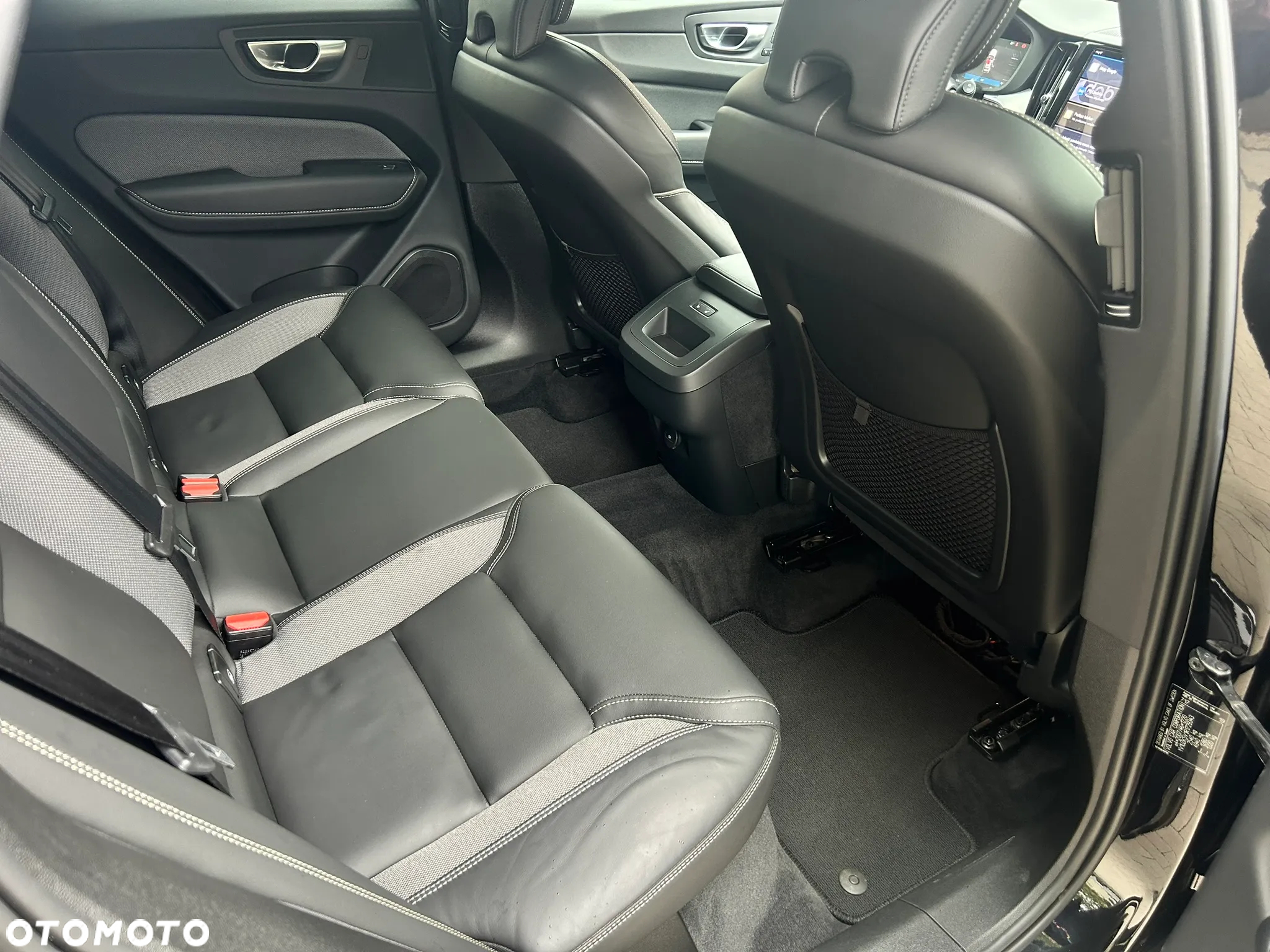 Volvo XC 60 B4 D AWD Plus Dark - 29