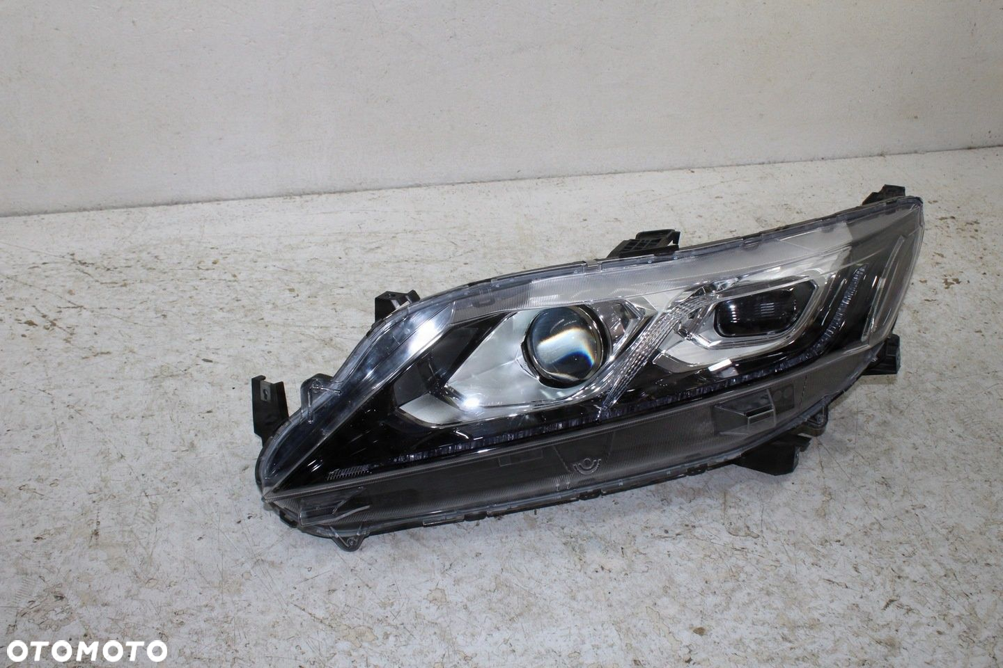 Mitsubishi Eclipse Cross lampa lewa przód Led H7 - 2