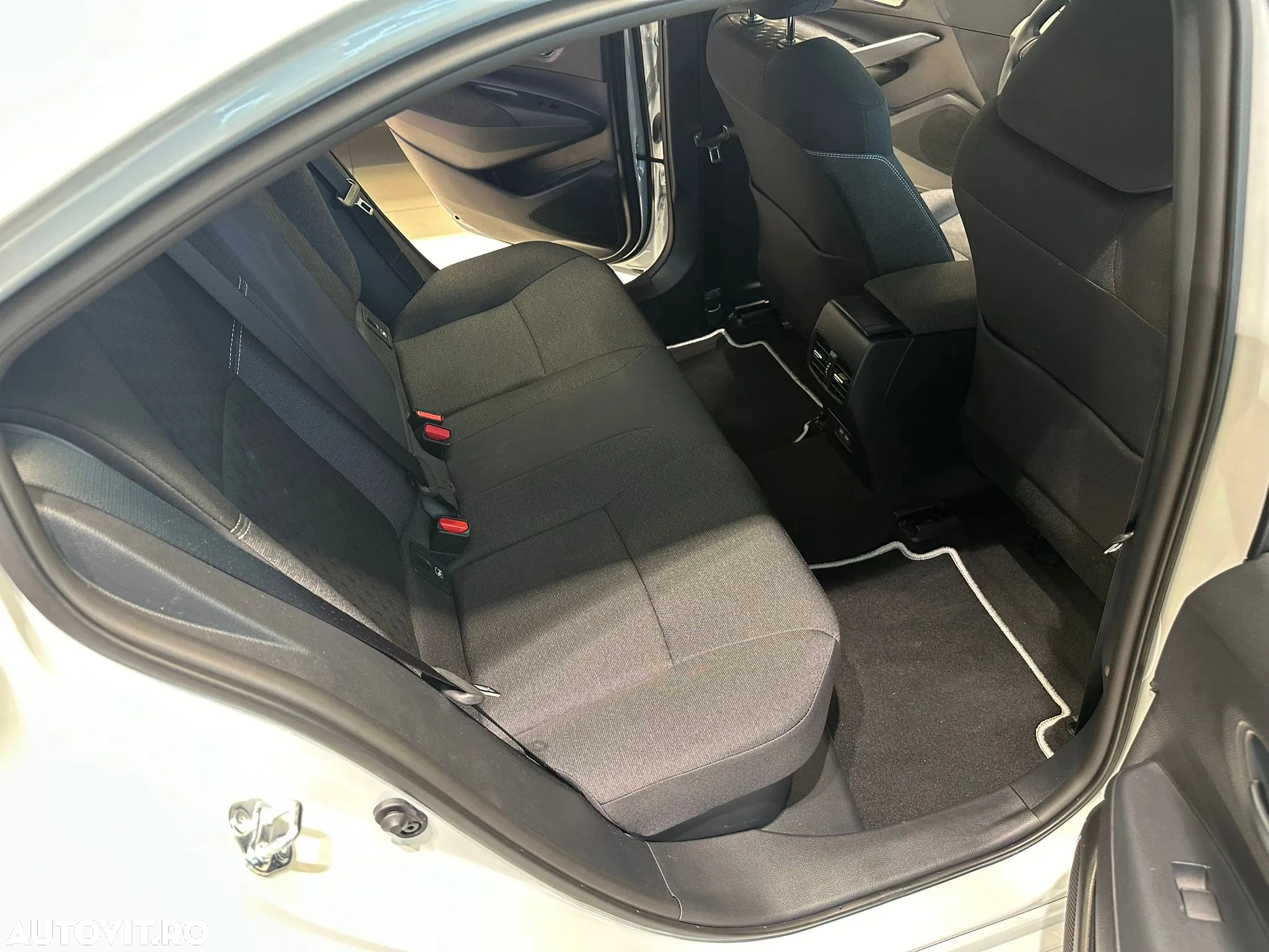 Toyota Corolla Sedan 1.8 HSD Business - 14