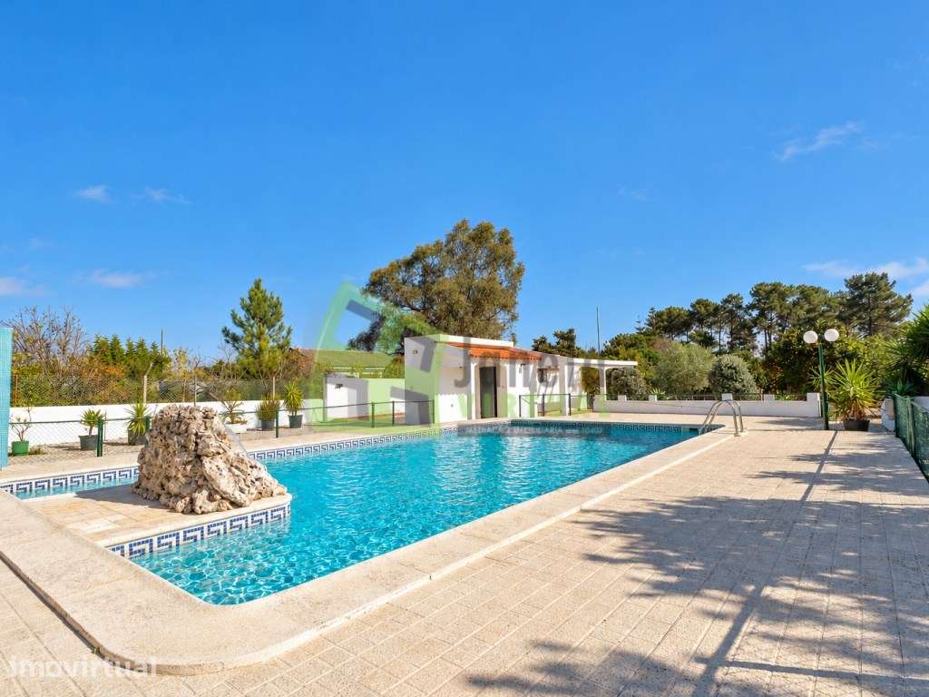Quintinha T4 com Piscina, Jardim e Garagens | Quinta do Conde - Grande imagem: 2/36