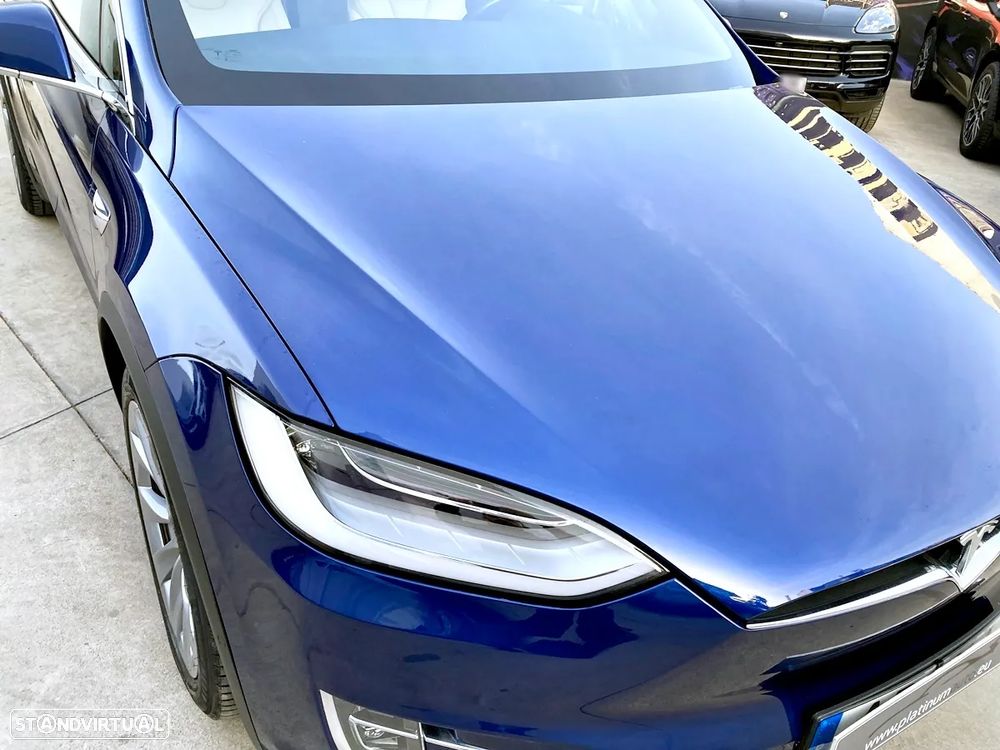 Tesla Model X - 39