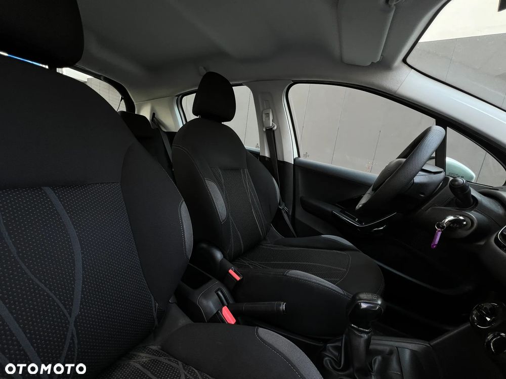 Peugeot 208 - 12