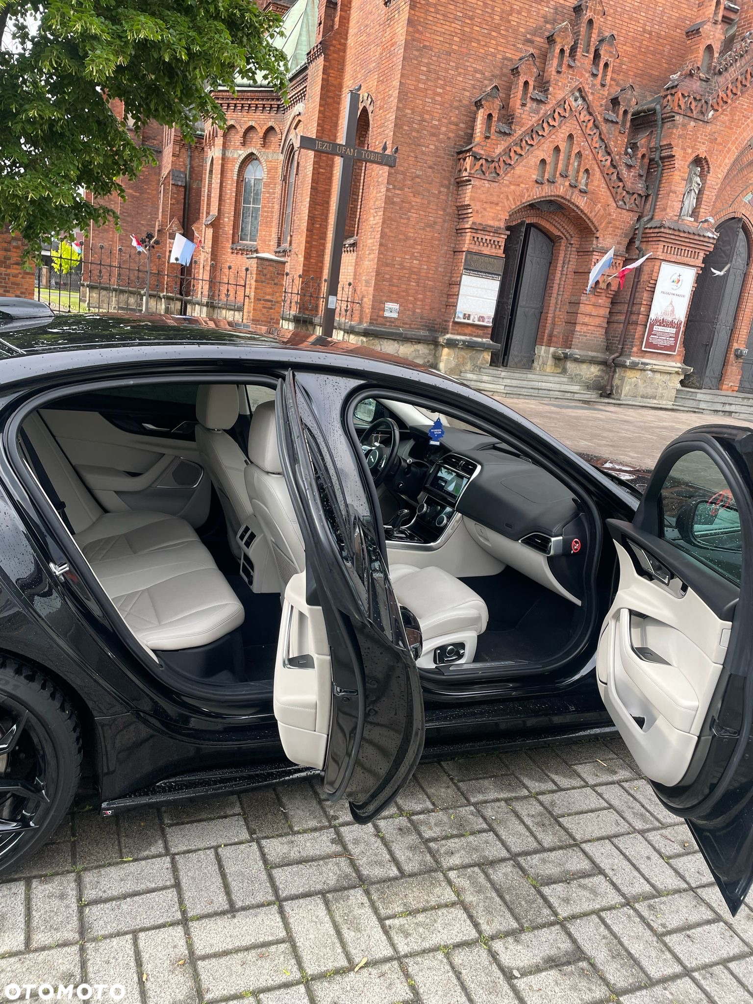 Jaguar XE 2.0 D180 HSE - 16
