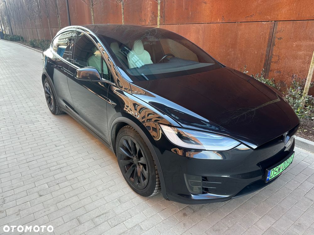 Tesla Model X - 4