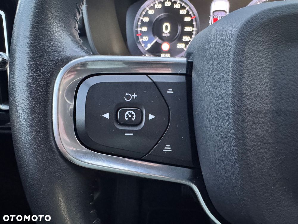 Volvo XC 40 T3 Geartronic Momentum Pro - 36