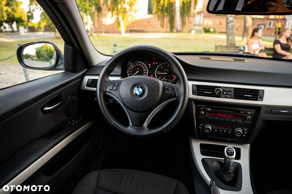BMW Seria 3 318d - 23