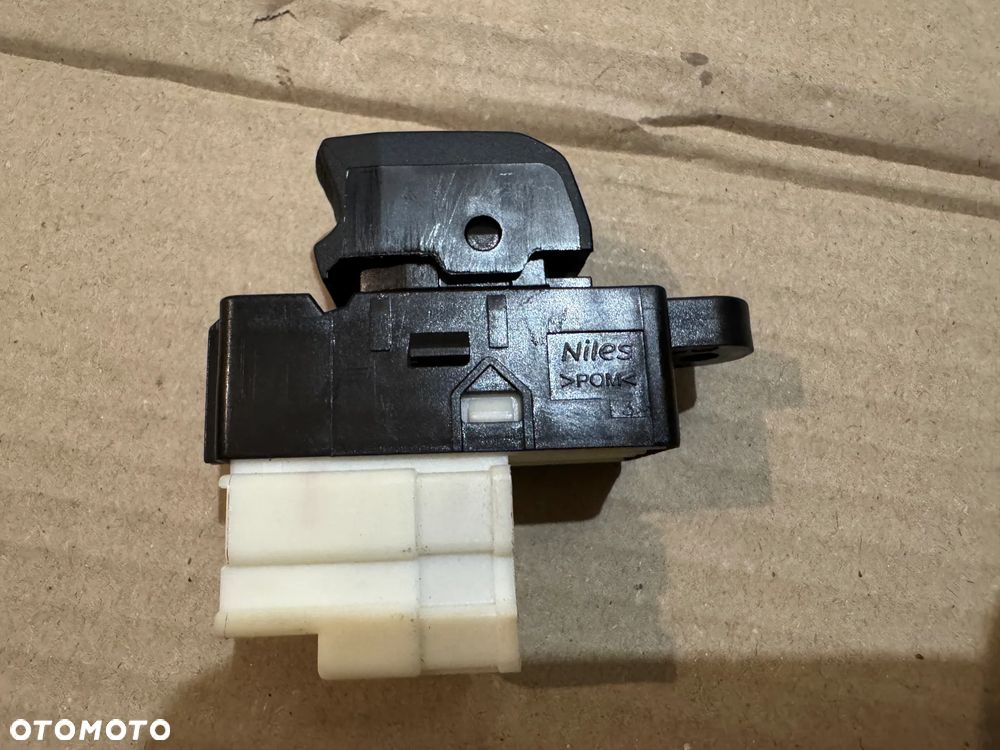 Przełącznik szyby prawy tył Suzuki SX4 S-Cross 2021- OE - 2