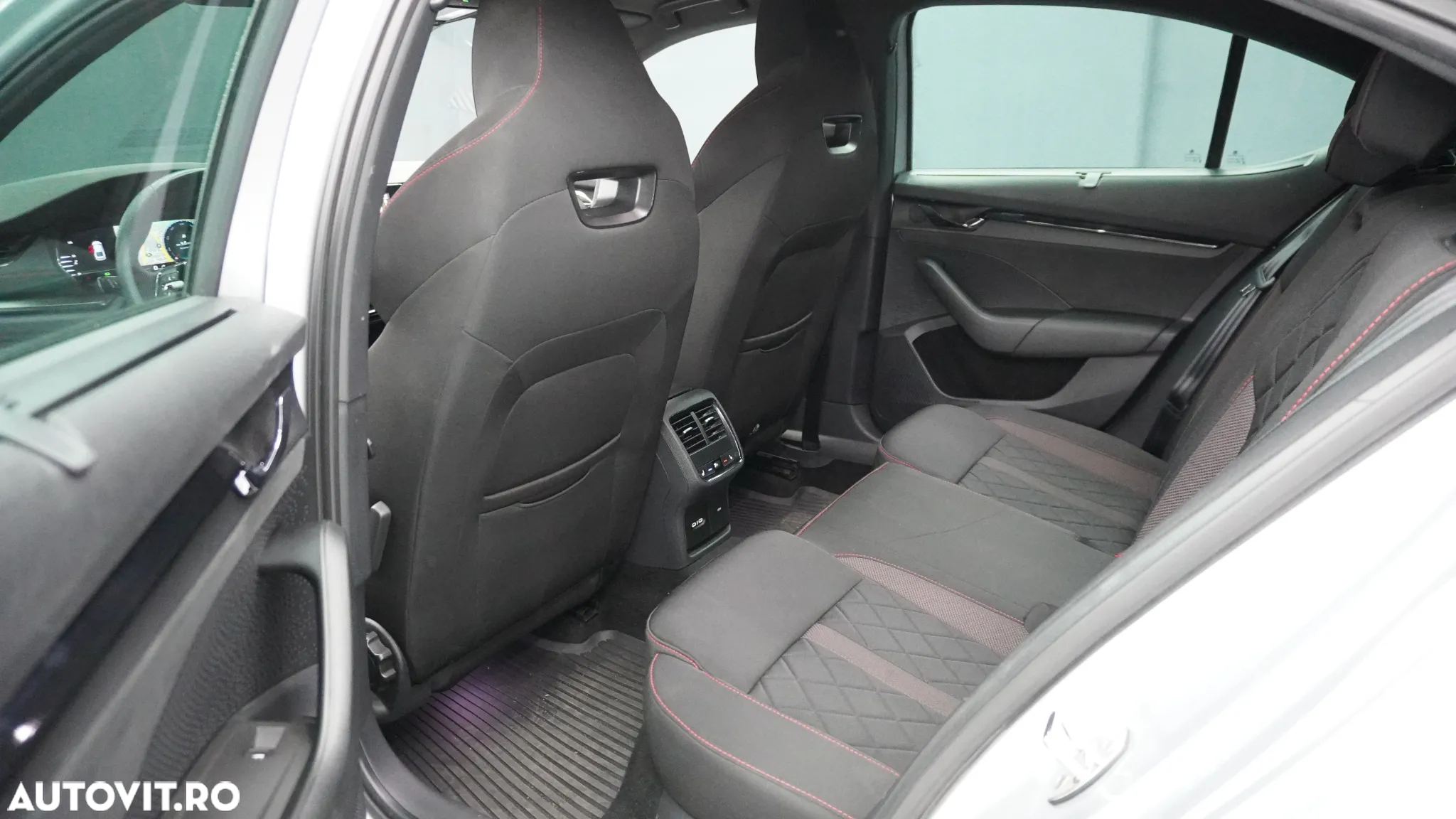 Skoda Octavia 2.0 TSI DSG RS - 28