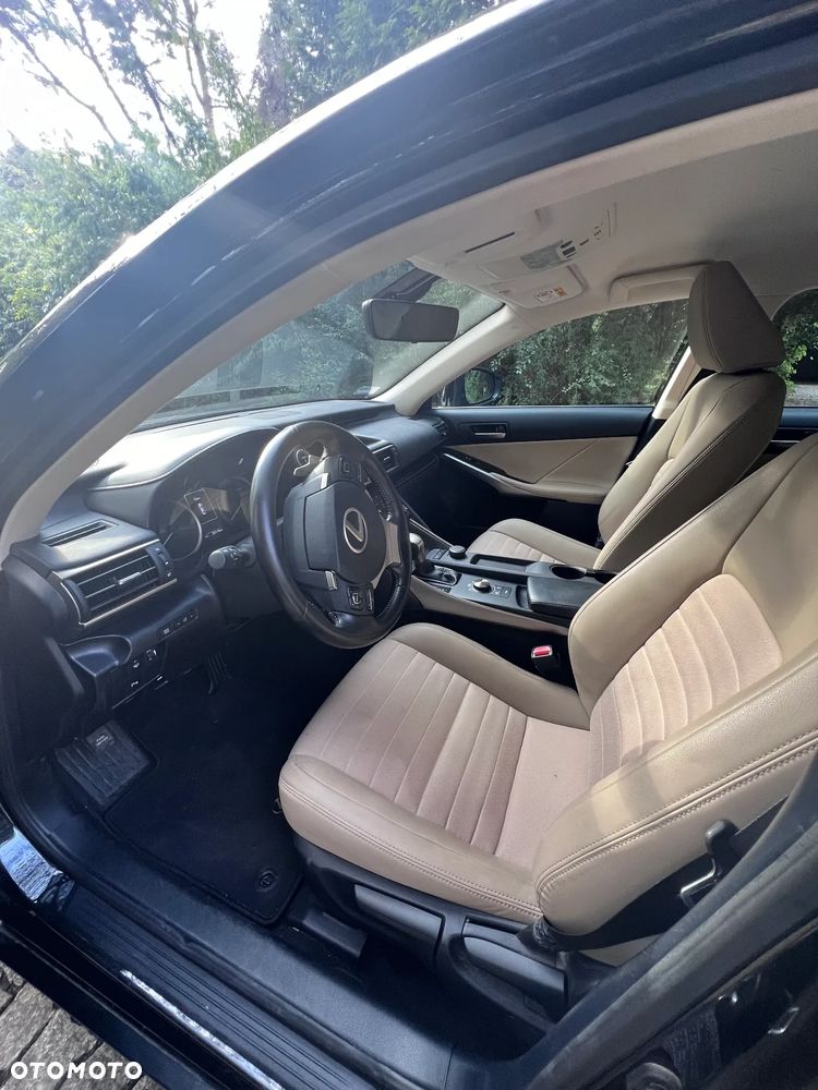 Lexus IS 300h Black - 7