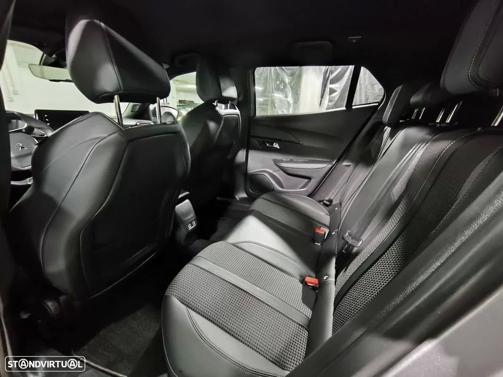 Peugeot e-2008 50 kWh GT - 17