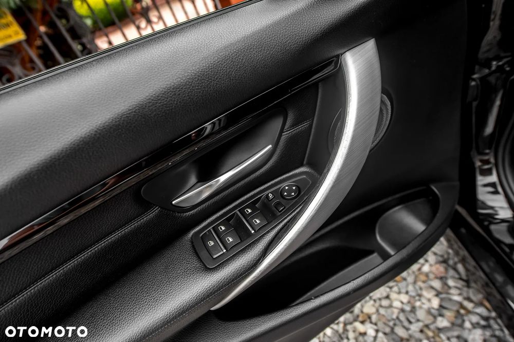 BMW Seria 3 320d Touring xDrive M Sport - 28