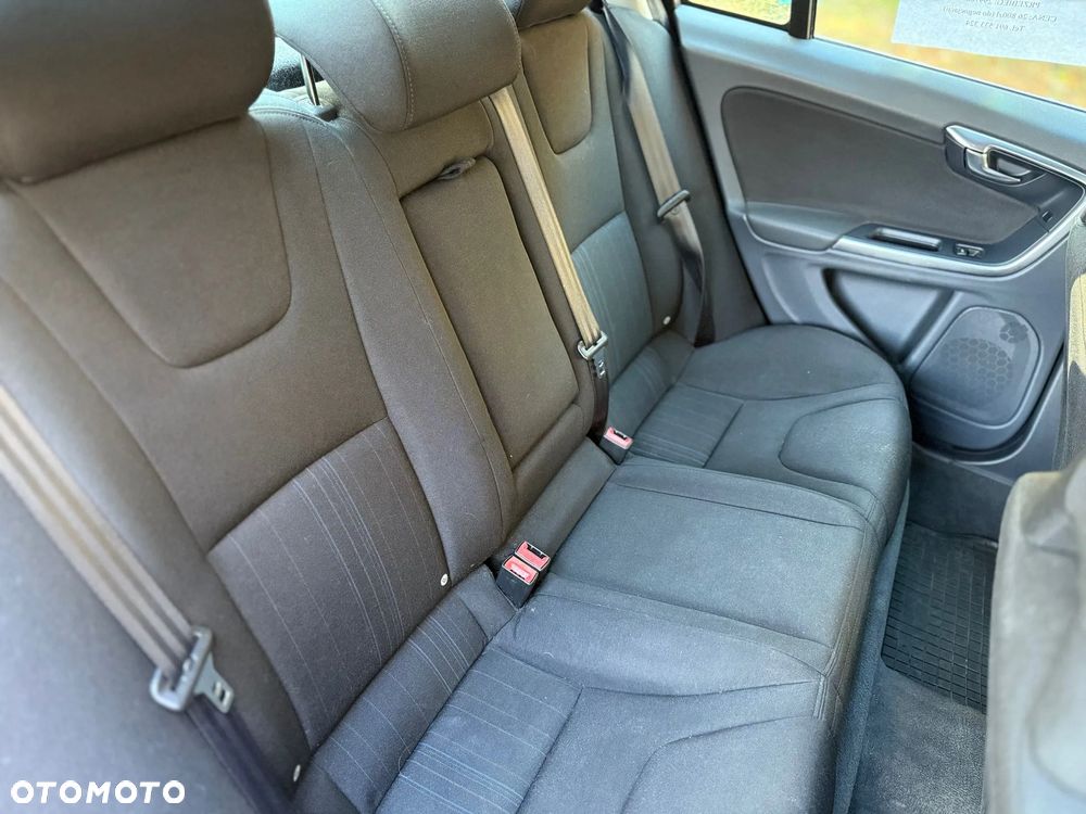 Volvo S60 D2 R-Design - 2