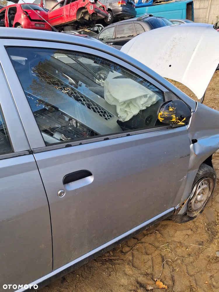 Daihatsu cuore 03 drzwi prawy przod E28 - 2