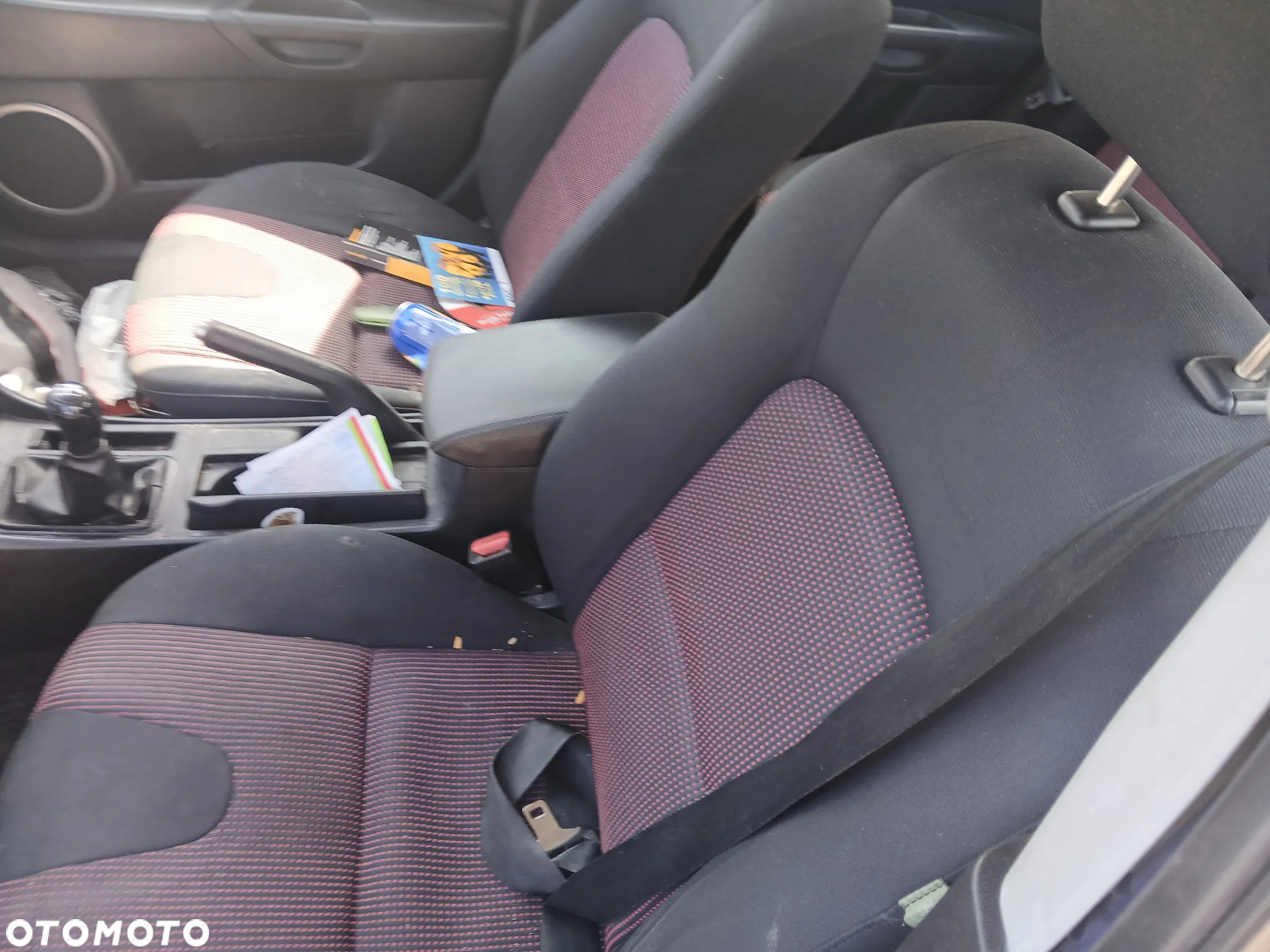 mazda 3 fotel fotele kanapa deska kokpit podsufitka boczek boczki klamka podłokietnik licznik - 4