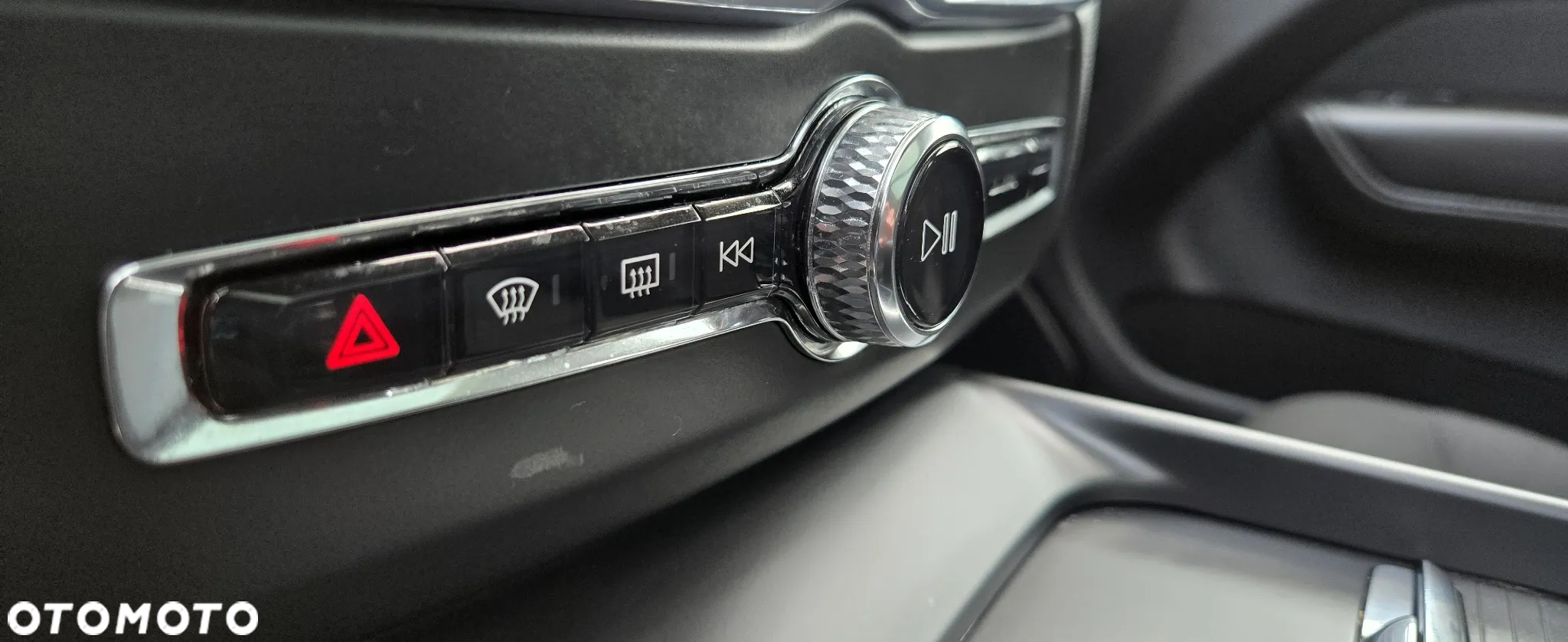 Volvo XC 60 B4 D Plus Dark - 28