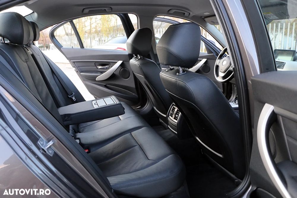 BMW Seria 3 320d Aut. - 12