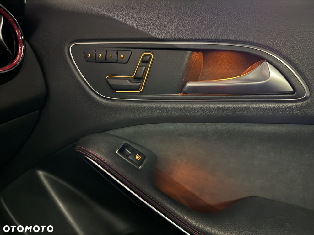 Mercedes-Benz GLA - 12