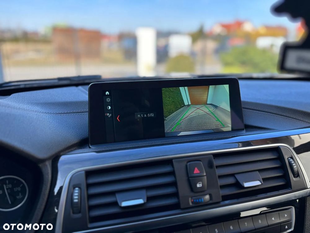 BMW Seria 3 330i xDrive - 14