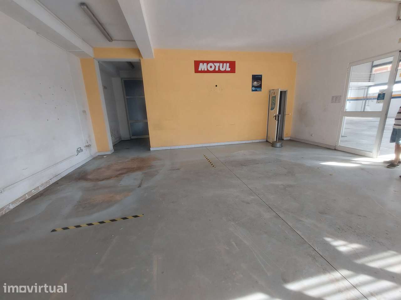 Imóvel Comercial em Lagoa com Estacionamento - Grande imagem: 2/5
