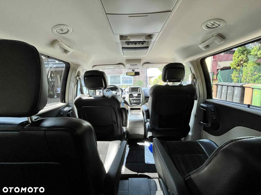 Chrysler Town & Country 3.6 Limited - 21