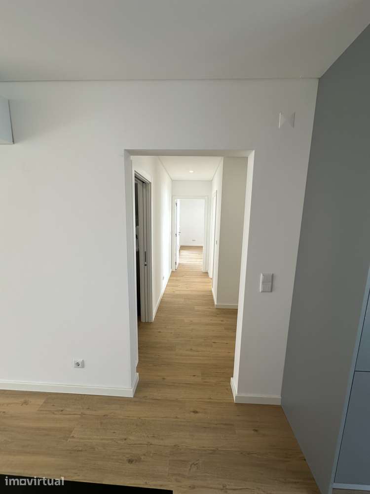 Apartamento T2 com jardim e 2 lugares de estacionamento em Almada - Grande imagem: 2/15