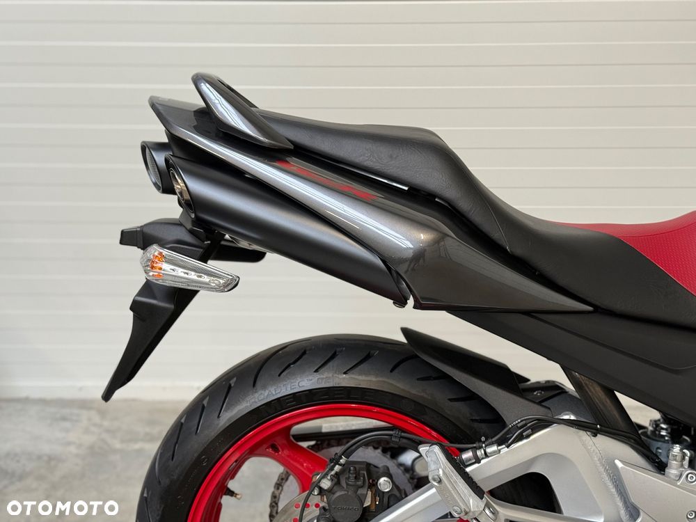 Suzuki GSR - 18