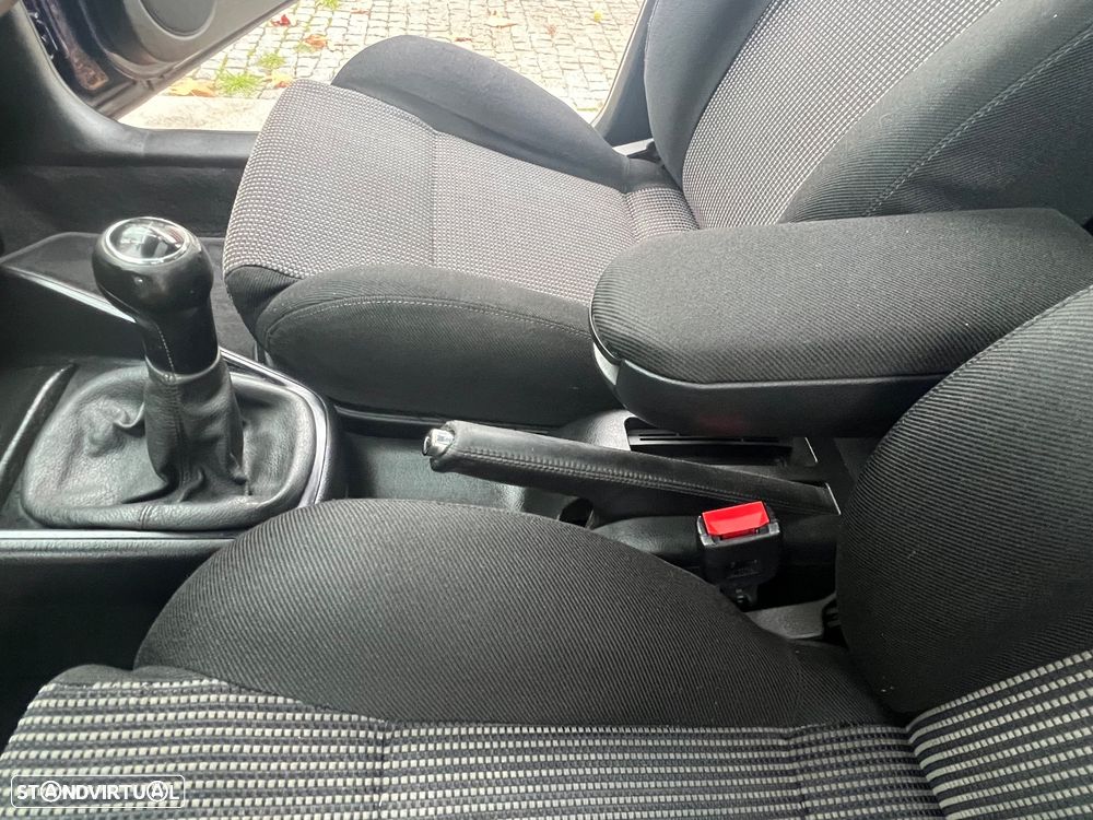 VW Golf 1.9 TDi 25 Anos - 11