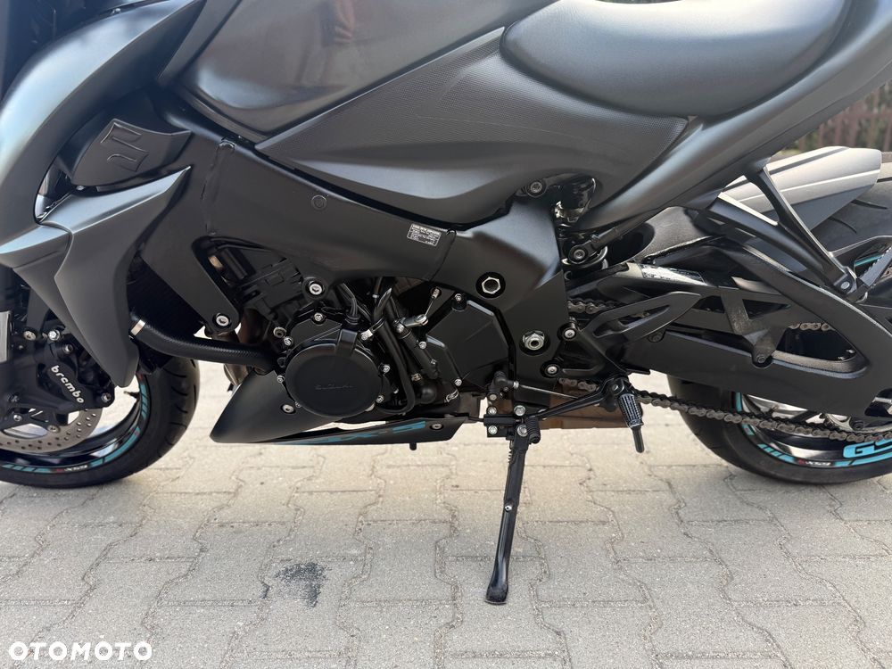 Suzuki GSX - 24