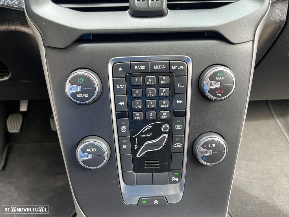 Volvo V40 Cross Country D2 Momentum - 28