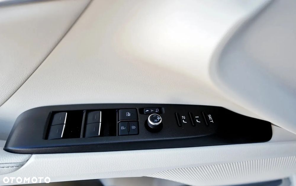 Toyota Camry 2.5 Hybrid Executive CVT - 6