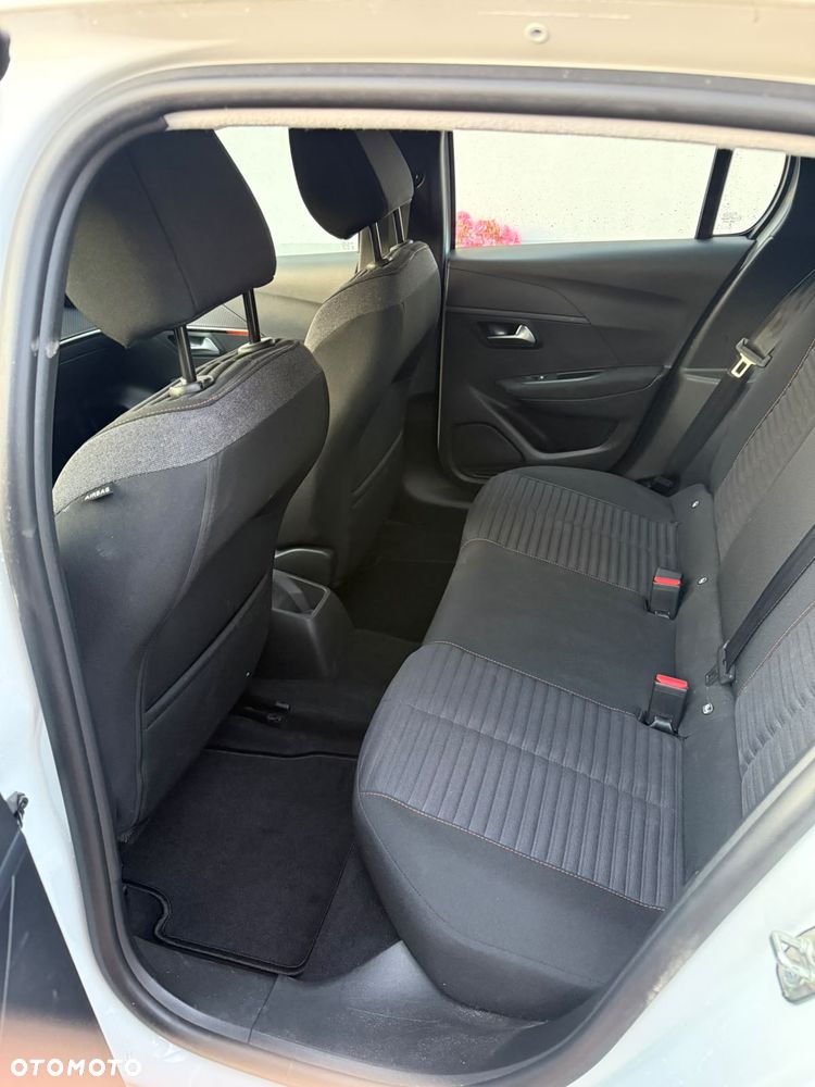 Peugeot 208 - 11
