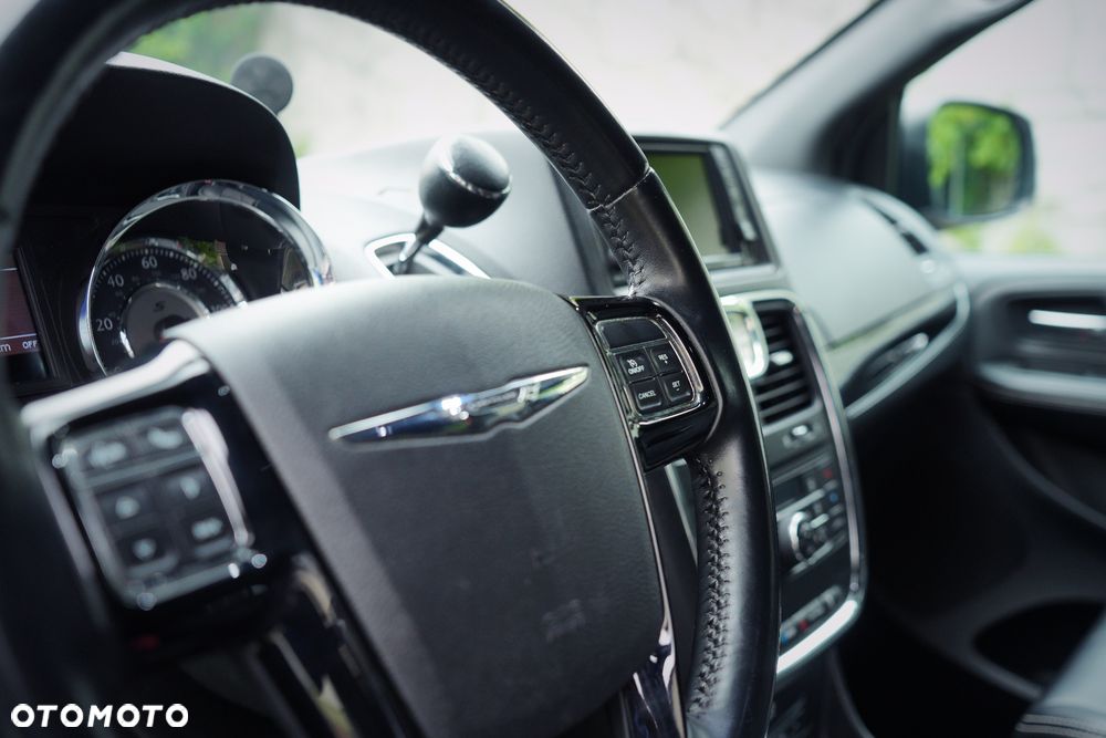 Chrysler Town & Country - 10