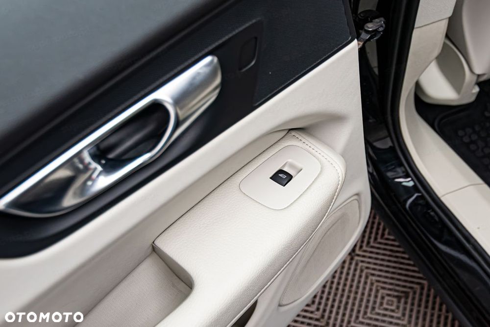 Volvo XC 60 B4 D AWD Momentum Pro - 25