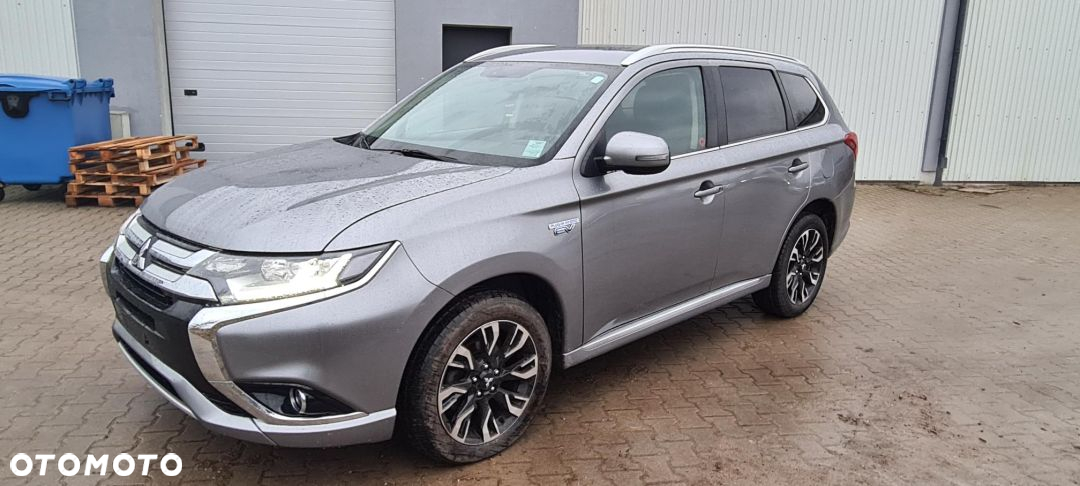 Mitsubishi Outlander 2.0 4WD Plug-In Hybrid Plus - 9
