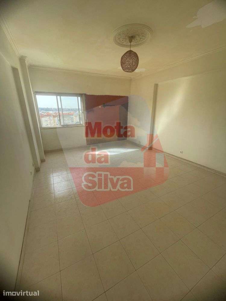 T2 luminoso no centro do Cacém - Grande imagem: 4/17
