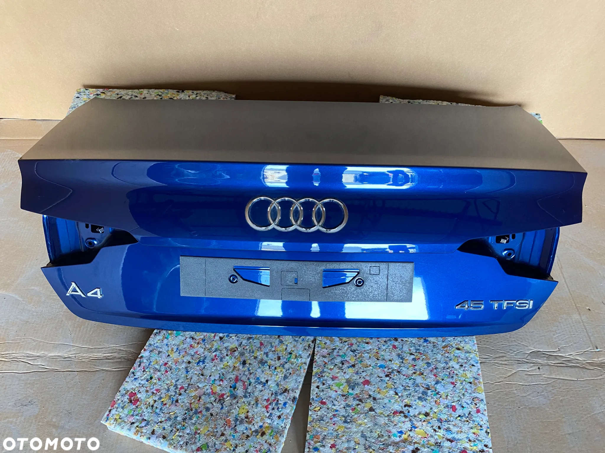 Audi sedan A4 B9 8W kompletny tył klapa lampy zderzak kolor LX5Q 2016 72km drzwi - 2