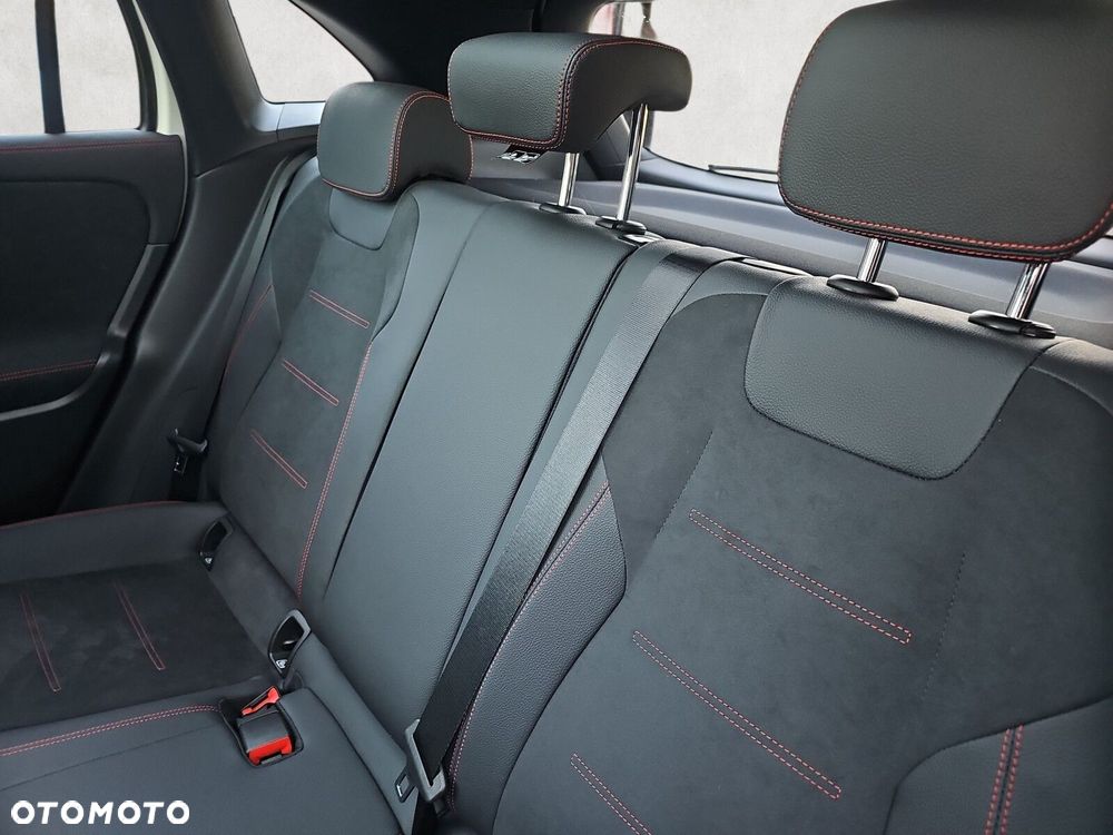 Mercedes-Benz GLA - 13