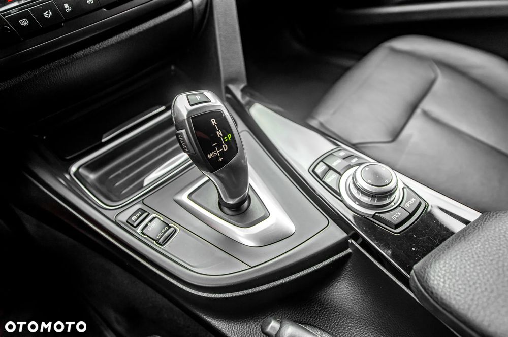 BMW Seria 3 320i Modern Line - 34