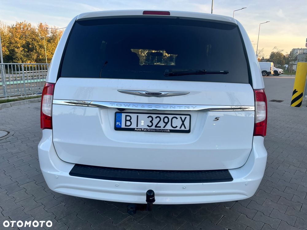 Chrysler Town & Country - 7