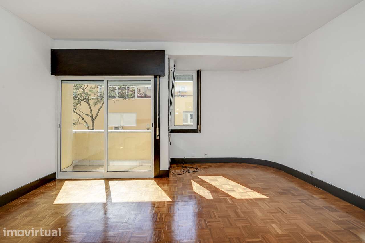 Apartamento Duplex Remodelado no Restelo com Varanda e Estacionamento - Grande imagem: 3/30