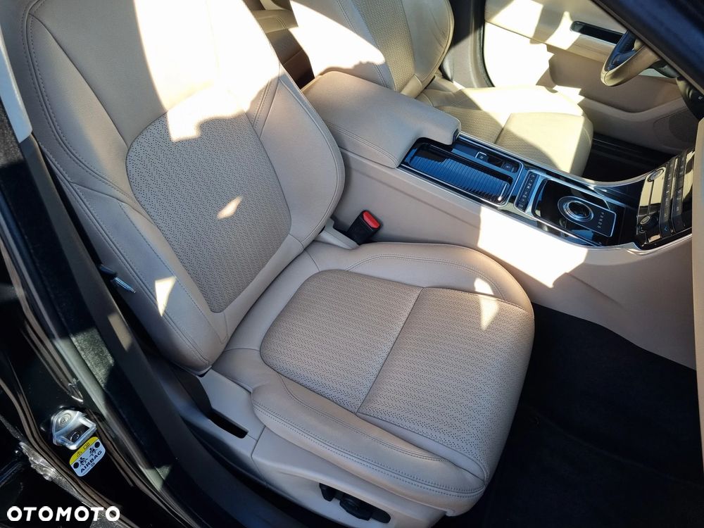 Jaguar XF 3.0 TDV6 Prestige - 38