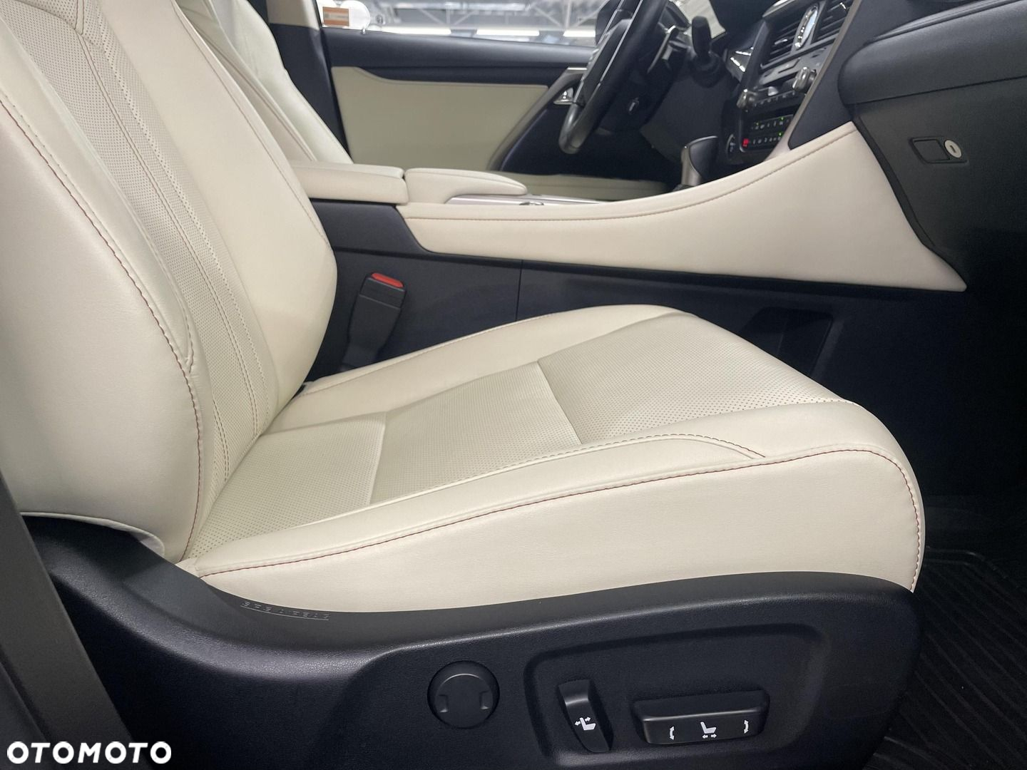 Lexus RX - 12