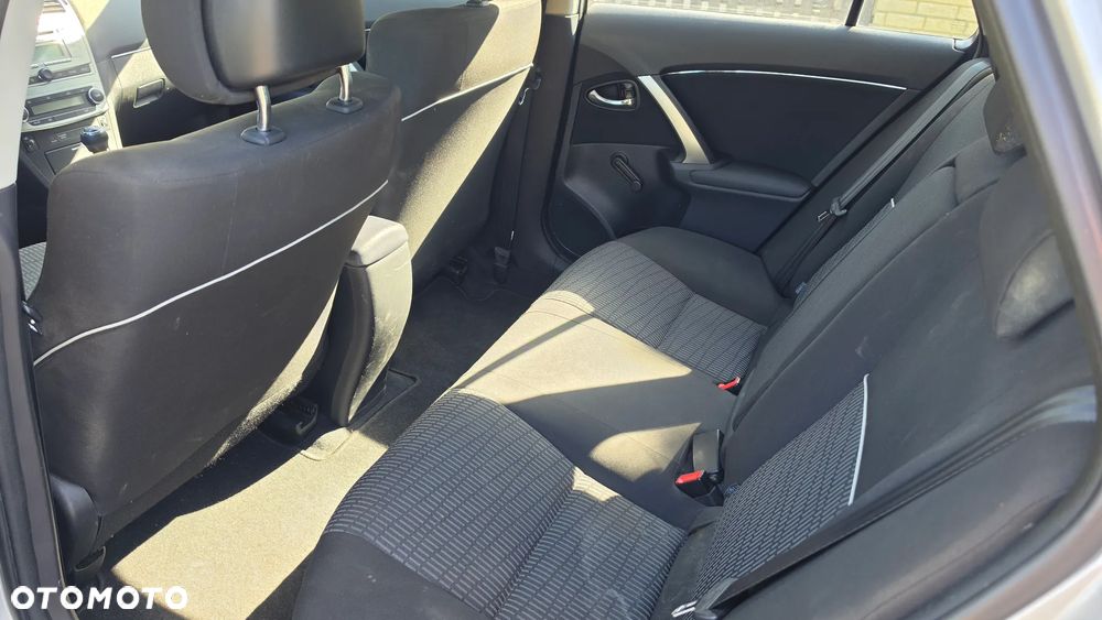 Toyota Avensis 1.6 Comfort - 23