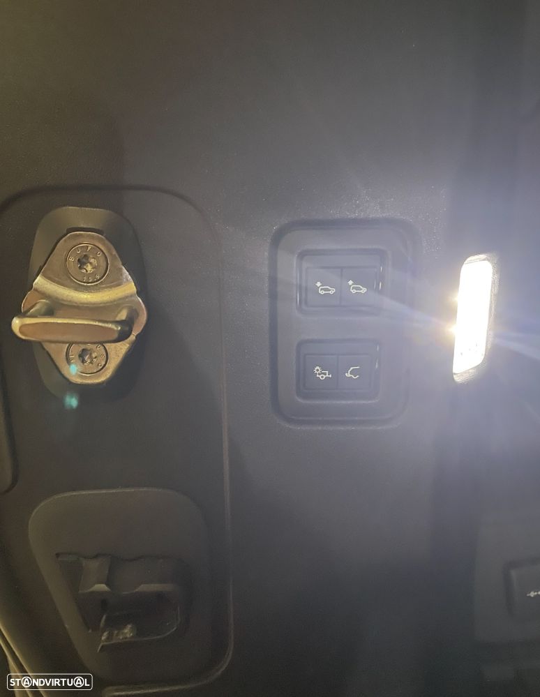 Land Rover Defender 2.0 D 110 AWD HSE - 27